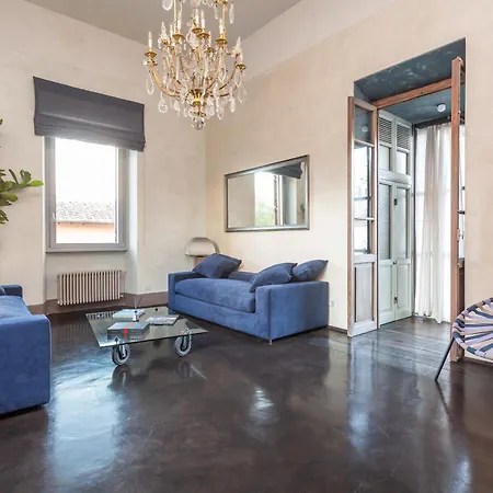 Iconic With Unique Colosseum View