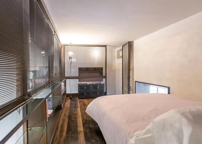 Iconic With Unique Colosseum View